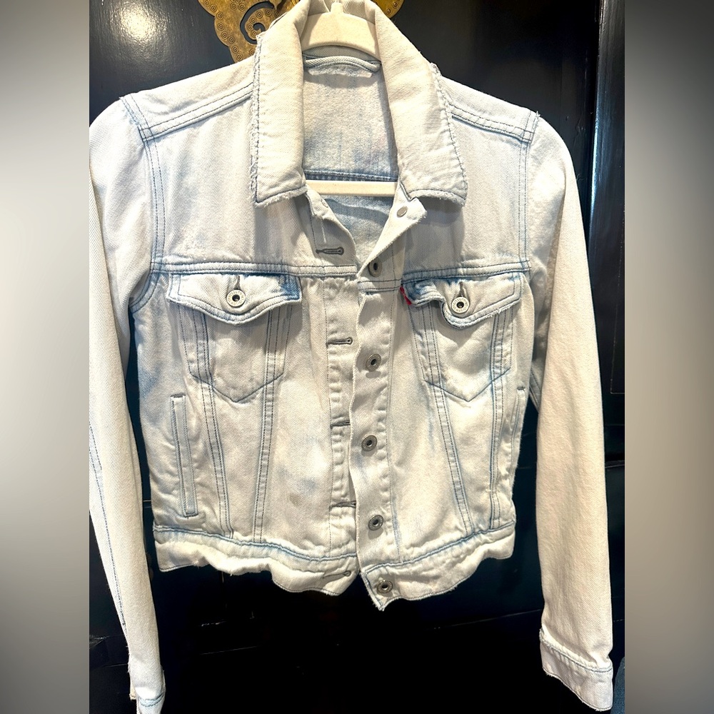 Levi’s vintage Light Blue Cropped Trucker Jean Jacket with Distressed Finish
